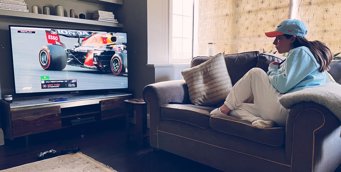 girl watching f1